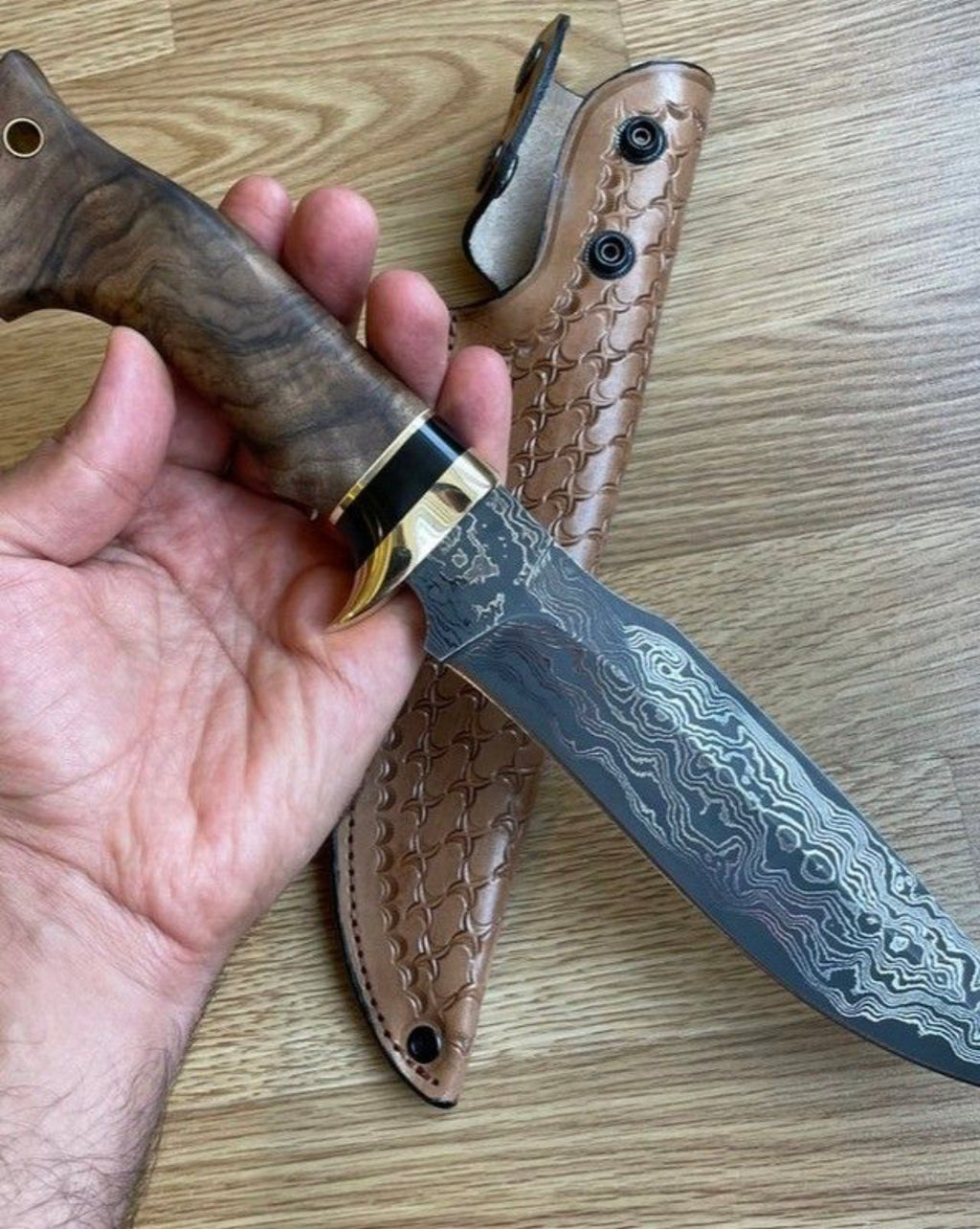 Hunter’s Edge – Handmade Damascus Steel Skinning Knife | Pakka Wood Handle & Leather Sheath