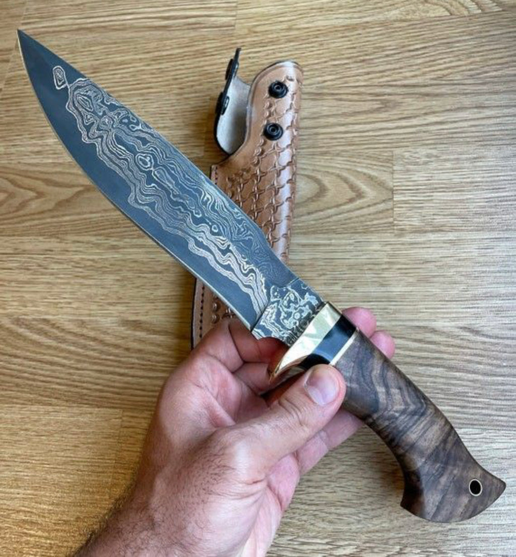 Hunter’s Edge – Handmade Damascus Steel Skinning Knife | Pakka Wood Handle & Leather Sheath