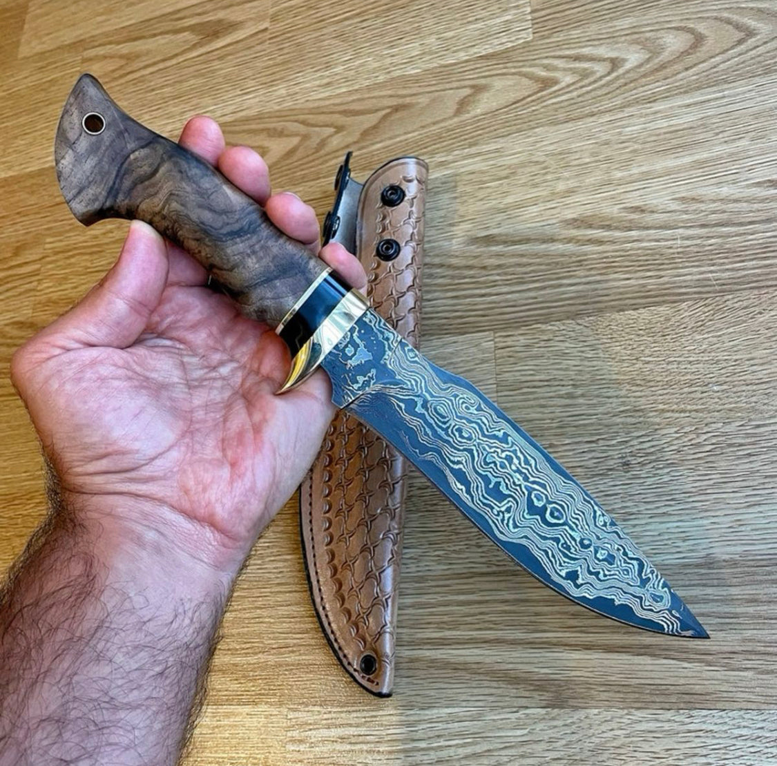 Hunter’s Edge – Handmade Damascus Steel Skinning Knife | Pakka Wood Handle & Leather Sheath