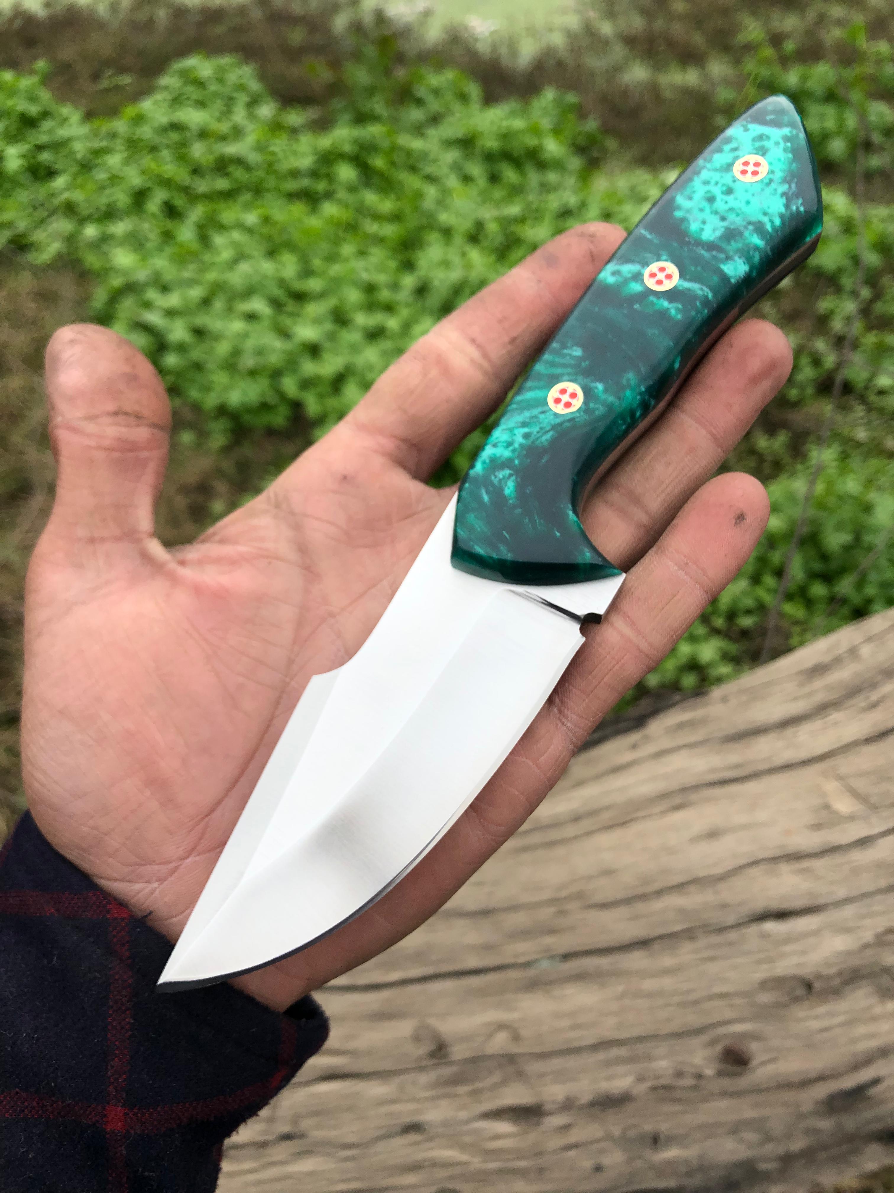 🌿 Green Comfort – Handmade High Carbon Steel Skinner Knife with Sheath