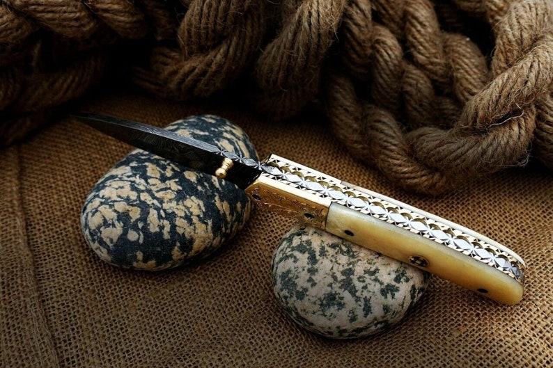 The DesertFang – Damascus Steel Folding Knife with Camel Bone Handle