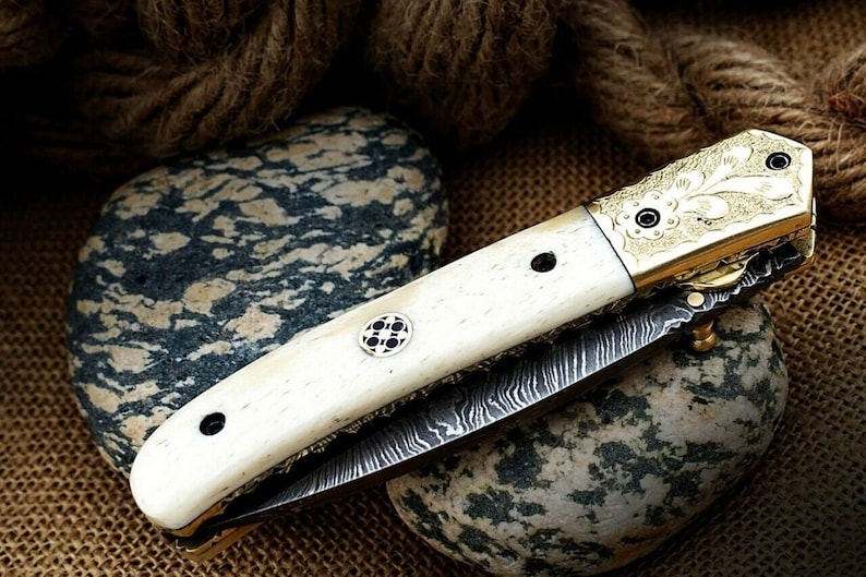 The DesertFang – Damascus Steel Folding Knife with Camel Bone Handle