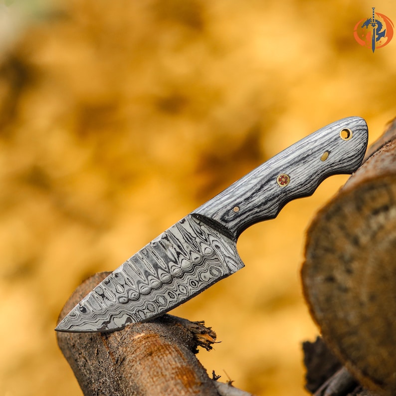 Woodland Hunter – Handmade Damascus Steel Hunting Skinner with Leather Sheath