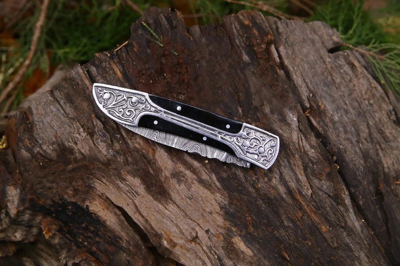 ShadowFang – Hand-Forged Damascus Folding Knife