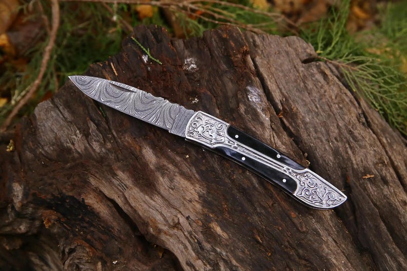 ShadowFang – Hand-Forged Damascus Folding Knife