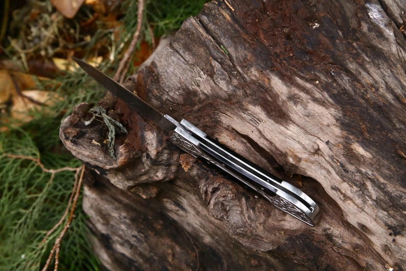ShadowFang – Hand-Forged Damascus Folding Knife