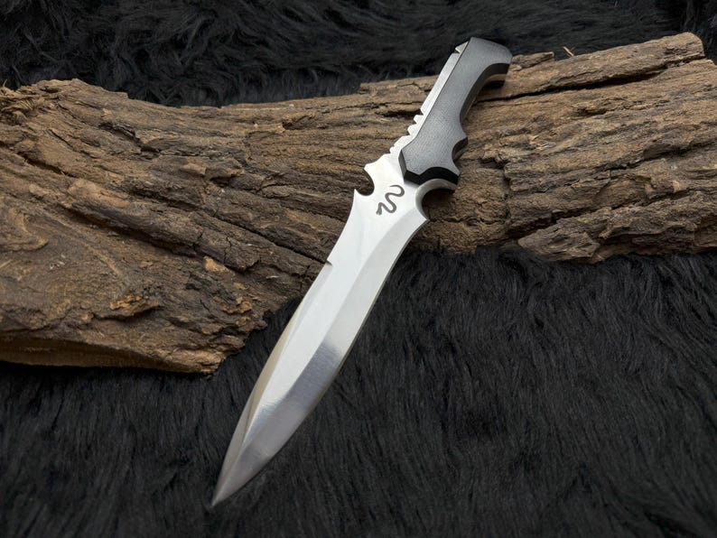 Krauser Fang – Resident Evil Replica Combat Knife
